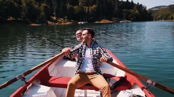 Батько і син катаються біля берега озера — стокове відео