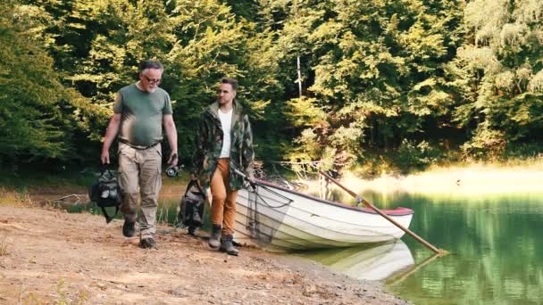 Amigos masculinos caminando con aparejos de pesca — Vídeos de Stock