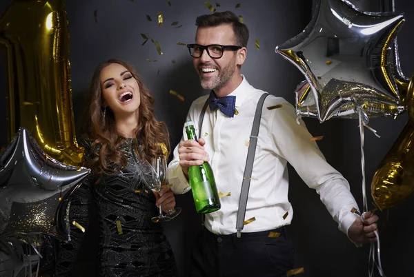 Casal com champanhe e copos rindo — Fotografia de Stock