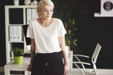 Resepsiyon karşı yaslanmış ve düşünme mali müşavir 