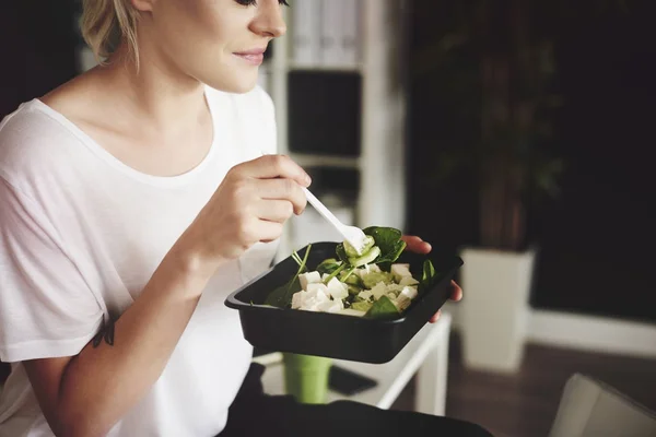 Femme d'affaires essayer de maintenir une alimentation saine — Photo