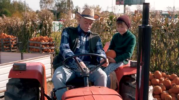Nagyapja fiú elmagyarázza, hogyan kell vezetni egy traktor