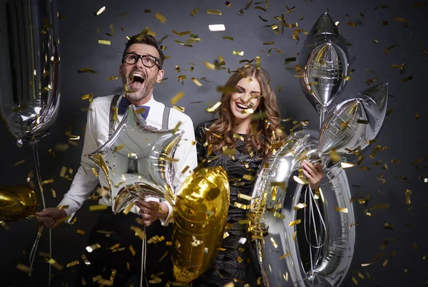 Pareja gritando animando mientras que el evento de año nuevo —  Fotos de Stock