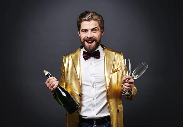 Hombre alegre sosteniendo botella de champán y flauta de champán —  Fotos de Stock