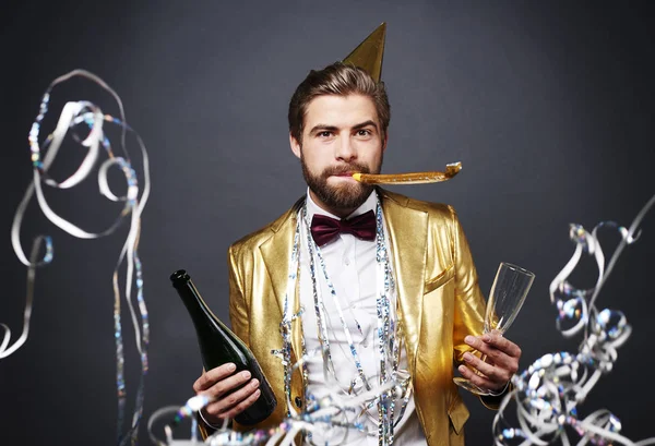 Homem celebrando o ano novo com champanhe — Fotografia de Stock