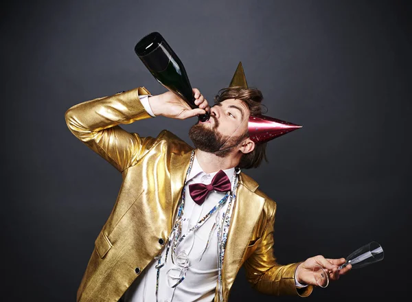 Hombre bebiendo mucho alcohol — Foto de Stock