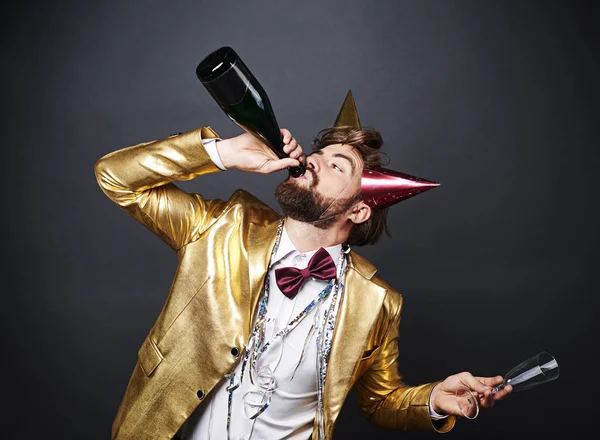 Uomo che beve un sacco di alcol — Foto Stock