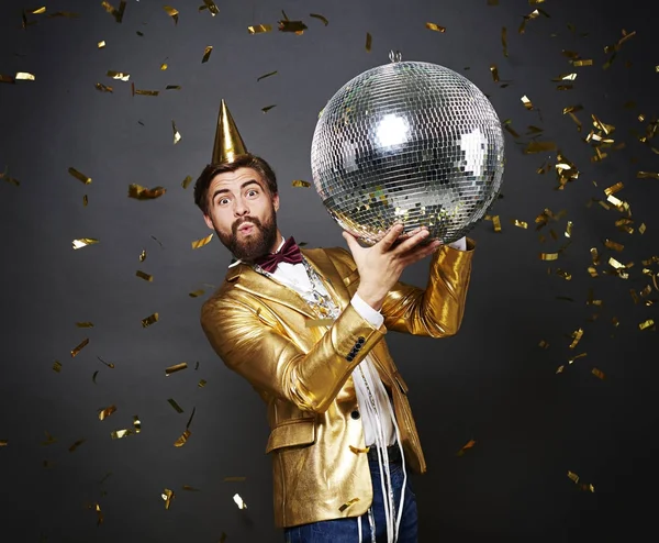 Hombre con bola disco y sombrero de cumpleaños besándose — Foto de Stock