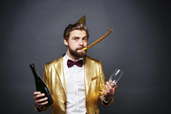 Portret mężczyzny trzymającego butelkę szampana i szampan szkło — Zdjęcie stockowe