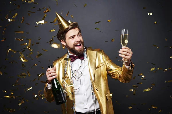 Man die een toast aan Nieuwjaar — Stockfoto