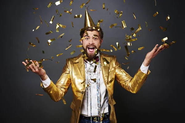 Portrait of Screaming man throwing confetti — Stock Photo, Image