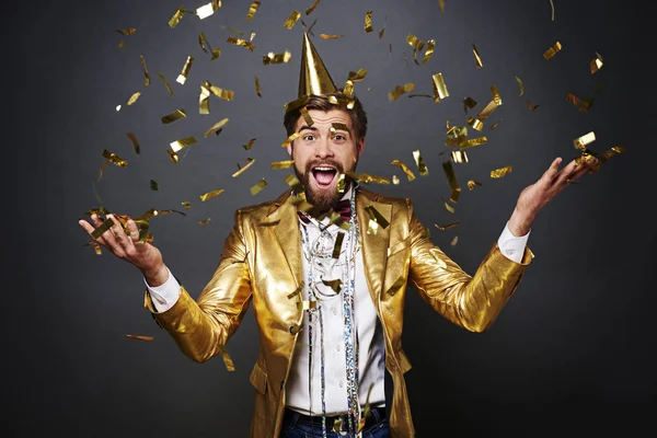 Retrato del hombre gritando lanzando confeti — Foto de Stock