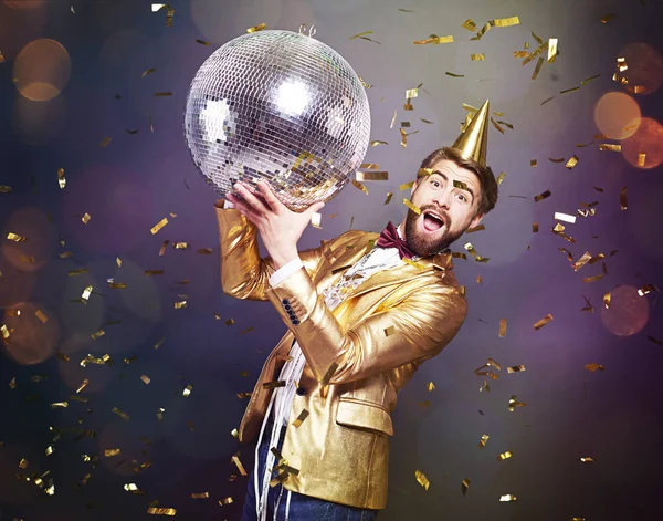 Человек с кричащими шарами диско — стоковое фото