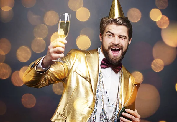 Мужчина предлагает шампанское и флирт на вечеринке — стоковое фото