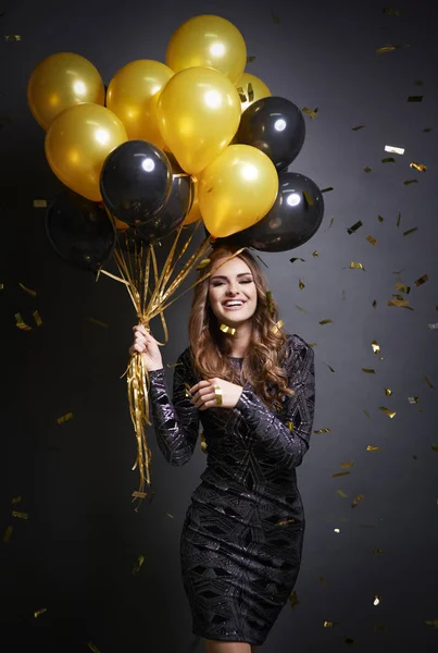 Tiros de mulher sorridente segurando um monte de balões — Fotografia de Stock