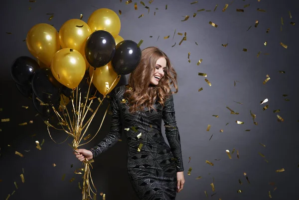 Mujer alegre con manojo de globos — Foto de Stock