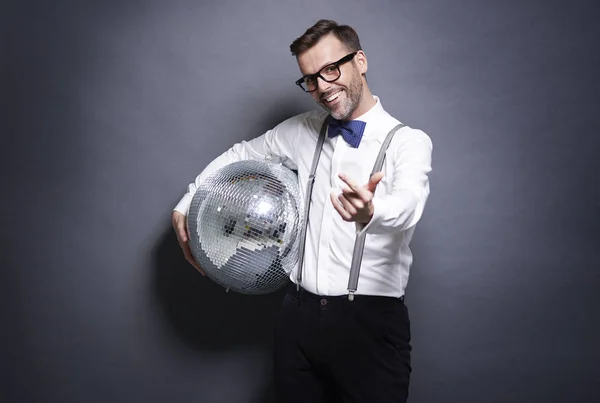 Hombre sosteniendo una discoteca bal — Foto de Stock