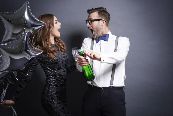 Para odkorkował butelkę szampana — Zdjęcie stockowe