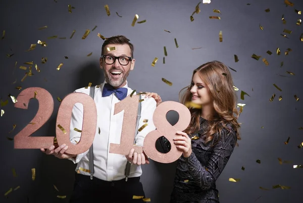 Celebrando el año nuevo en la toma de estudio — Foto de Stock