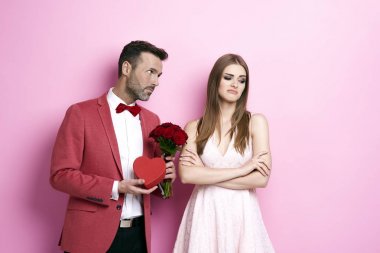 Hayal kırıklığına uğramış kadın özür ve altı şişe hediye reddetme