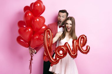Adam sevgilisini kucaklayan balon ile