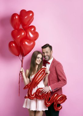 Sevgililer günü kutlama kız arkadaşı olan adam