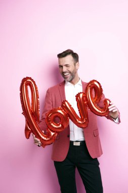 Adam gözünü kırptı helyum balon ile