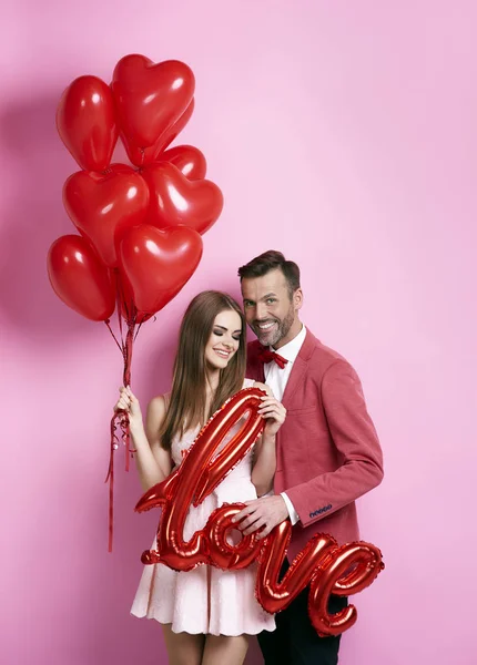 Man with her girlfriend celebrating valentine's day — Stock Photo, Image