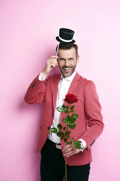 Hombre de traje rojo dando una rosa — Foto de Stock