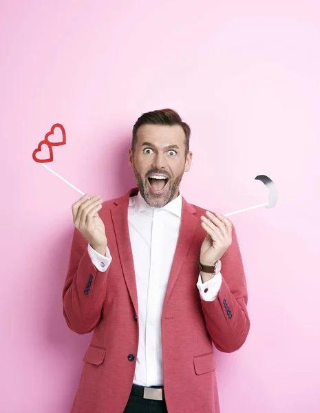 Screaming man  holding valentine monocle — Stock Photo, Image