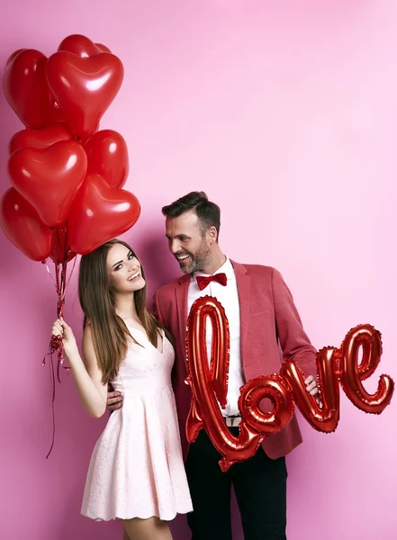 Pareja cariñosa con globos abrazando —  Fotos de Stock