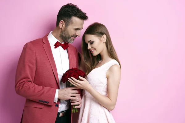 Uomo che dona mazzo di rosa per San Valentino — Foto Stock