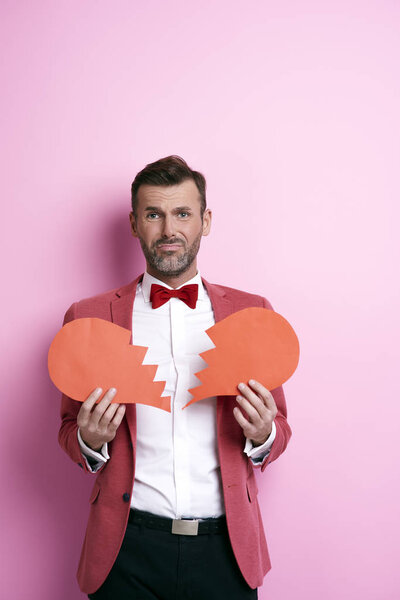 Distraught man holding broken heart — Stock Photo, Image
