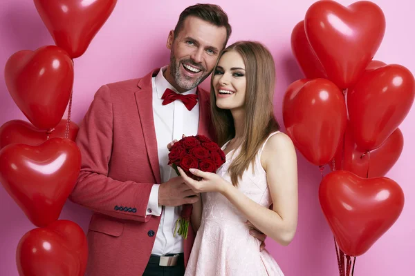 Porträt eines liebevollen Paares, das den Valentinstag feiert — Stockfoto