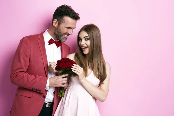 Casal afetuoso celebrando seu aniversário — Fotografia de Stock