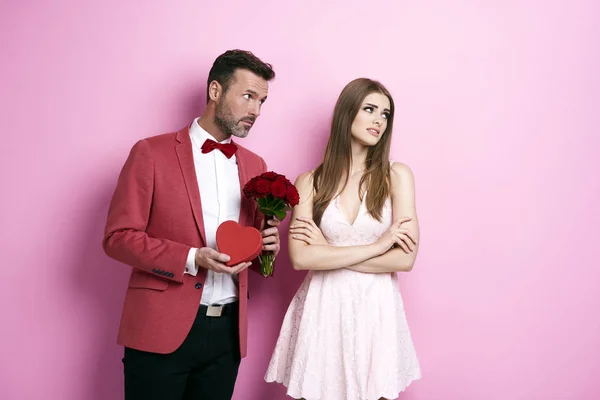 Homem com rosas e caixa de chocolate pedindo desculpas noivo — Fotografia de Stock