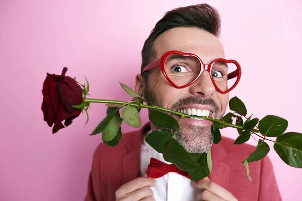Man holding a rose in mouth — Stock Photo, Image