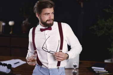 Yakışıklı işadamı bir mola