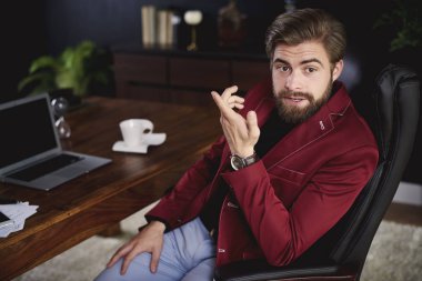 Gergin lideri onun çalışanlara söz