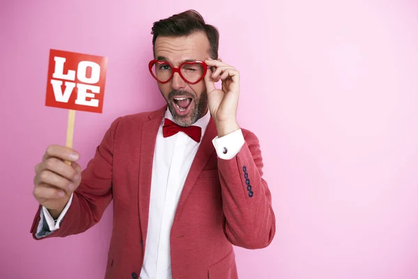 Hombre gritando tratando monóculo de San Valentín — Foto de Stock