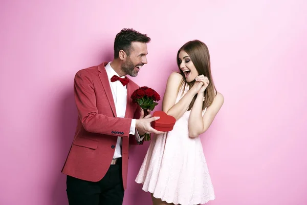 Mann gibt Strauß Rosen und Schokolade — Stockfoto