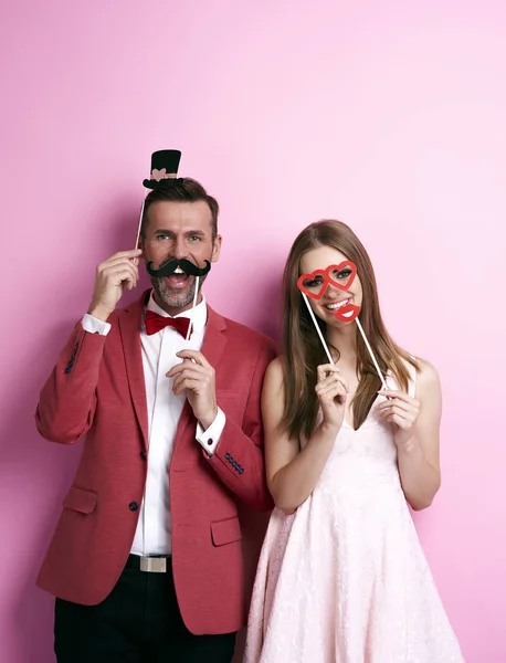 Pareja con máscaras divertidas de San Valentín — Foto de Stock