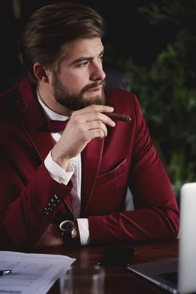 Business person smoking a cuban cigar at office — Stock Photo, Image