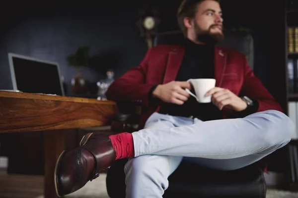 Uomo d'affari che beve caffè nel suo ufficio — Foto Stock