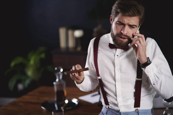 Uomo d'affari fumare sigaro cubano mentre la chiamata di affari — Foto Stock