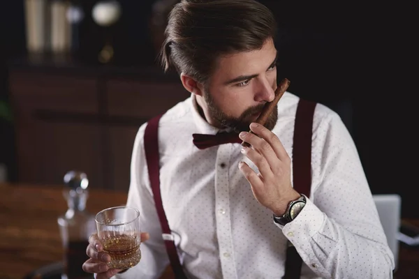 Businessman with glass of whiskey and cuban cigar at office — Stock Photo, Image