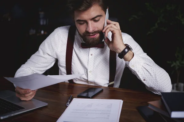 Man som arbetar vid sitt skrivbord — Stockfoto