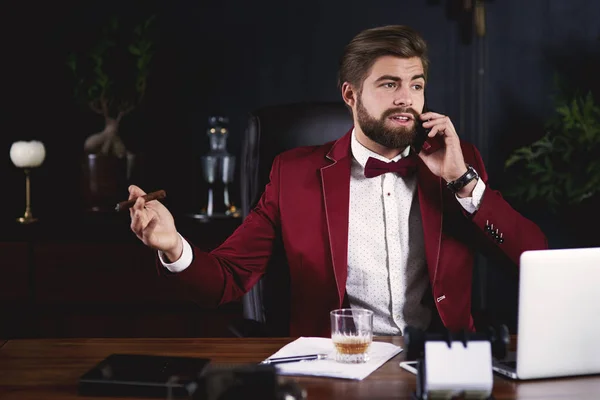 Furious businessman getting a telephone call — Stock Photo, Image