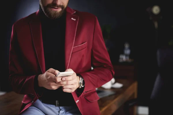 Empresário irreconhecível usando smartphone no escritório — Fotografia de Stock