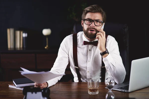 Empresário recebendo más notícias enquanto telefona — Fotografia de Stock